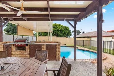 Image de The Aussie Classic Poolside Living by the Marina