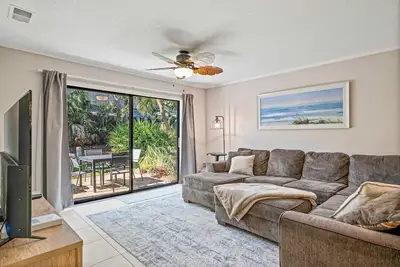 Image de Ground-floor condo near beach with pool & patio - dog-friendly