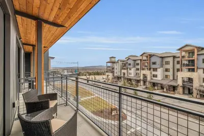 Image de Modern Ski-in/Ski-out Canyons Village Studio
