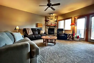 Image de Alpine Retreat: 2br Ski-In/Ski-Out Condo with Private Hot Tub