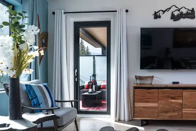 Image de Stylish 2 Bedroom Mountainside Condo