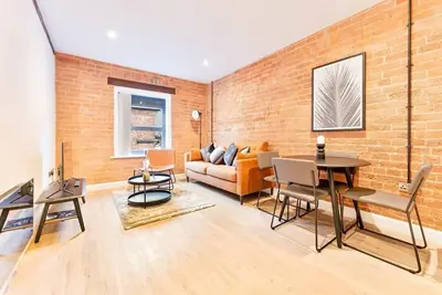 Characterful 2 Bed Apartment in Burton-on-Trent