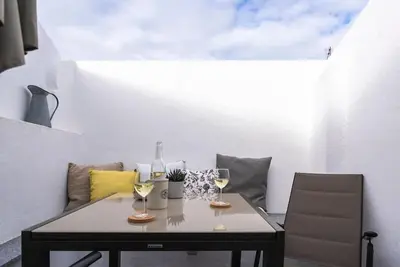 Image de Appartement duplex de luxe, cuisine entièrement équipée au coeur de la. . .