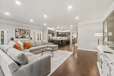 Image de Mins to Annap; Luxury Townhome