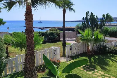 Image de Heart of Ognina - Hibiscus - Apartment with garden facing the sea