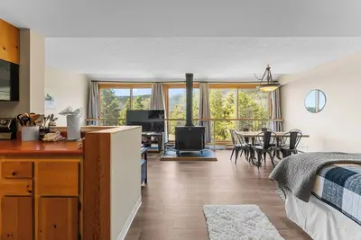 Image de 10 MinsWalk to Lift, Huge Windows & Sliding Doors for Beautiful Mountain View