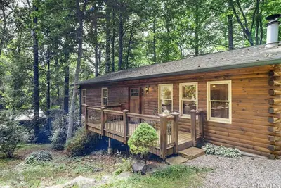 Image de Cozy Cabin In-town by Mirror Lake-1. 7 miles to Main St, Hot tub, & fireplace!