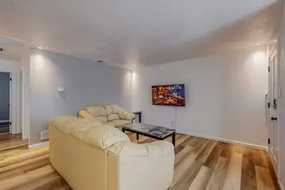 Image de Espanola Abq Uptown private backyard and garage!