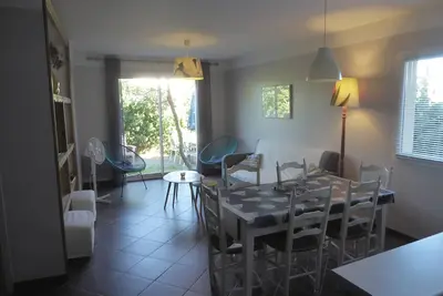 Image de Au cœur d'un village et a 10 minutes des plages. Animaux de compagnie acceptés.