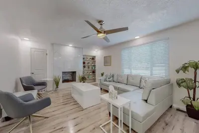 Image de Lafayette Hot Tub House Modern and Sleek