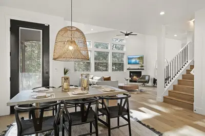 Image de Pet Friendly Modern Retreat | King Suite, Office, Hot Tub, Near Trails & Park