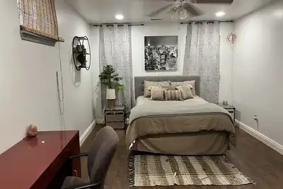 Image de Dog Friendly Lower Level Basement Apartment.