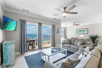 Image de Crystal Dunes 504 - Updated Gulf-Front Condo, Pool, Hot Tub, Free Beach Service!