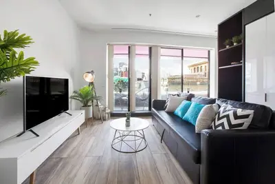 Image de Experience the Buzzing Swanston Locale from Qv