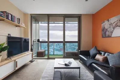 Image de Modern Escape with Balcony and Sweeping City Views