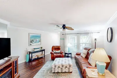 Image de Home with private pool, enclosed yard, patio, sunroom, Ac, & W/D