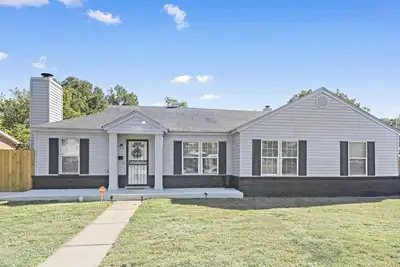 Image de 4 br, 2 bths, sleeps up to 12 has 4 bds, 2 air mattresses, twin mattress, couch.