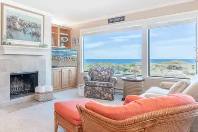 Image de Steps to the beach! Charming Shorebird Ocean View Condo on Second Level