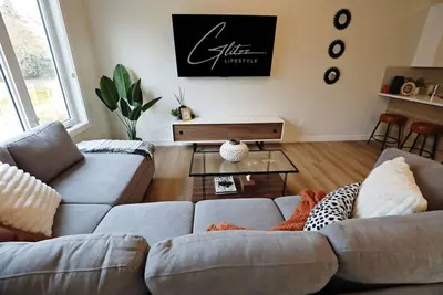 Image de Downtown 3 Queen Beds|A/C|Double Garage|Disney+