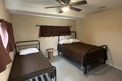 Image de Room #2 sleeps 3, located just 20 mins from the heart of downtown Waxahachie.