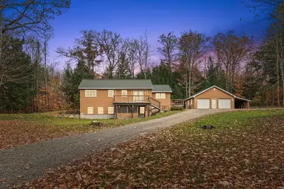 Image de Pinewood Haven: Log Cabin + Treehouse + Hot Tub in Mount Washington Valley