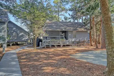 Image de The Blue Grotto - A Cozy Beach Retreat. Pet Friendly!