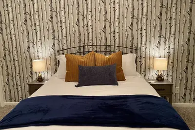 Image de Treehouse: Hot Tub! Firepit! Cozy, Secluded, + Spacious.