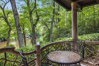 Image de Highlands cabin on scenic pond, 6 min drive to Main Street and pet friendly!