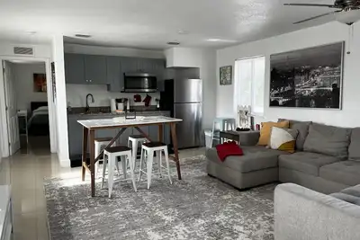 Image de Newly renovated & bright apt in central location