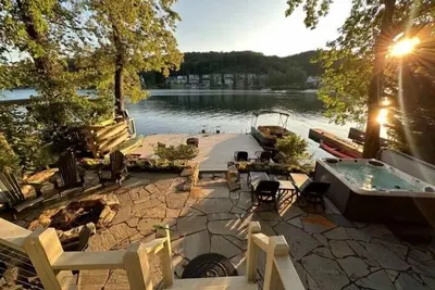 Image de Warluskee Luxury Lakefront Cottage w/ Hot Tub\n\n