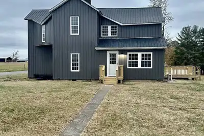 Image de Remodeled farmhouse with outdoor space and only minutes from the city limits.