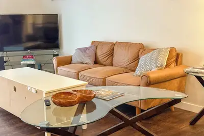 Image de Waterside Retreat: 3-Bed Suite near Bow River