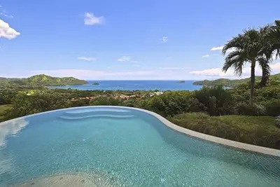 Image de Breathtaking 4-bed, 4. 5-bath retreat with panoramic ocean views and mesmerizing