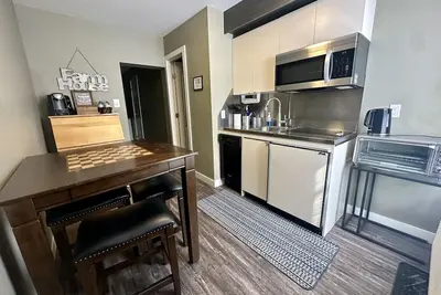 Image de Private\/ Pet-friendly Farmhouse Themed Suite with Kitchenette!
