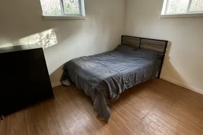 Image de Fully furnished 2 bed room unit, with couch bed in living room