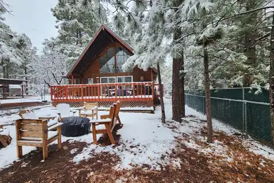 Image de A-Frame | King • Fenced Yard • Firepit • Deck • Tall Pines