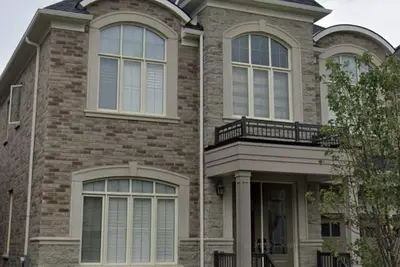 Image de luxurious residence characterized by high-quality materials.