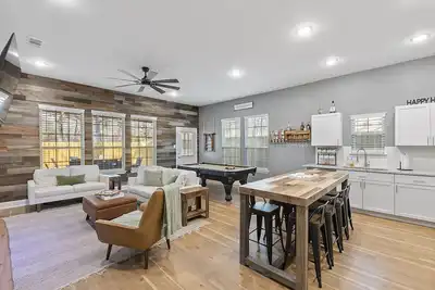 Image de Hot Tub, Lake Access, Game Room, Fire Pit and much more! \"Sunshine & Whiskey\"