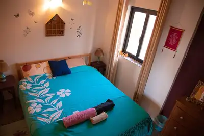 Image de Stunning valley & sunset views, eco-chic homely vibe, central location.