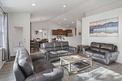 Image de Four Seasons Retreat - Fun! Hot Tub, Garage Game Room, Fenced Yard
