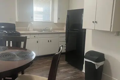 Image de Charming and spacious, 2 bedroom upper unit.