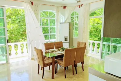 Image de Tropical Estate: 18br Pool Rooftops Ocean View 2 min wlk beach/shops/ferry/tours