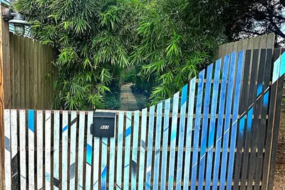 Image de Peaceful shady beach cottage 2 minutes walk to the beach!