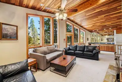 Image de New! Birch Fairway House - On golf course - Hot tub - Garage - Family friendly