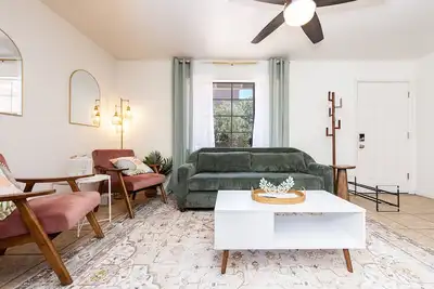 Image de Close proximity to UofA, Pet-Friendly, Workspace!