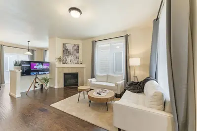 Image de Chic Dwelling for Business & Leisure! 3b, 2. 5b Townhome