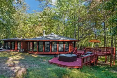 Image de Modern Wooded Oasis w Hot Tub, WiFi, Grill, & Dome
