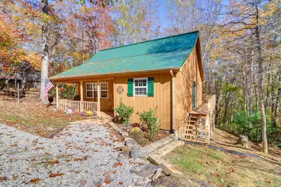 Image de Burnside Resort Cabin w/ Hot Tub & Outdoor Spots!