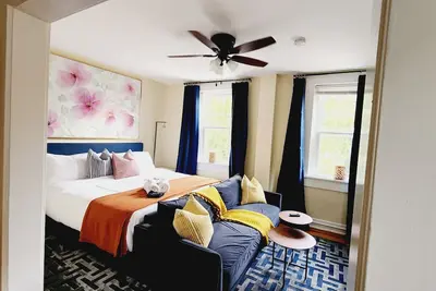 Image de King St Fashionable Unit. Location is Key! Be In The Center Of All The Action