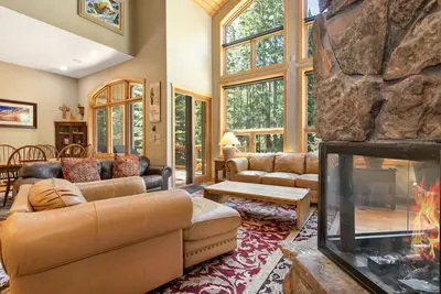 Image de Large East Vail Home - On Gore Creek & Bus Stop